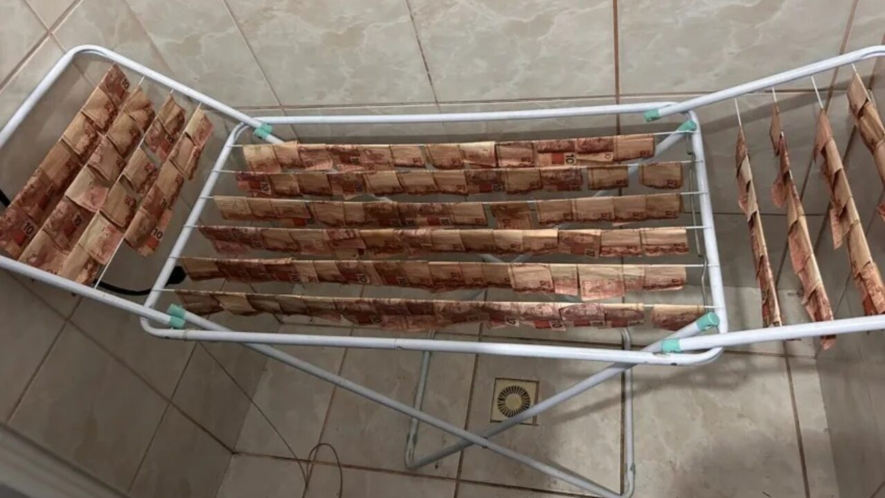 Operação apreende R$ 400 mil com direito a notas “secando” em varal