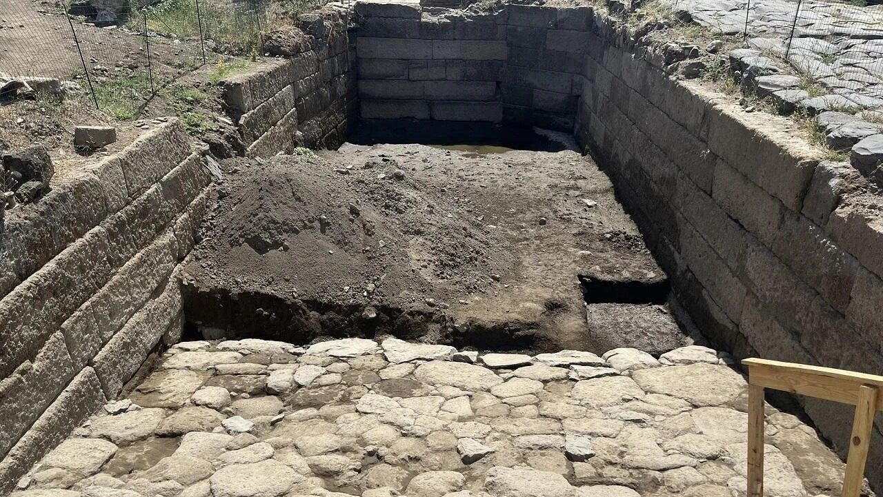 Descoberta de bacia monumental revela segredos da arquitetura romana antiga