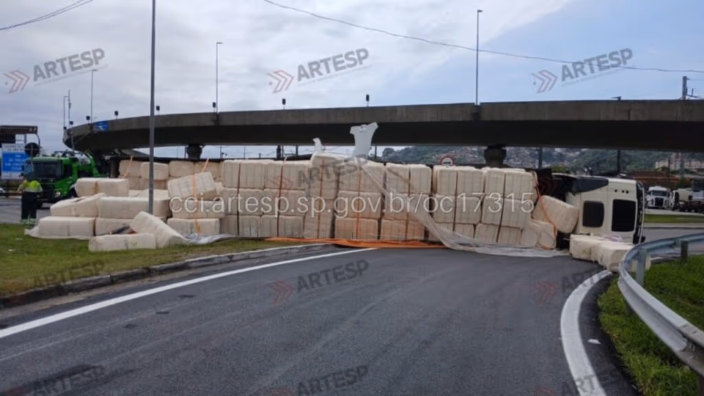 Carreta tomba na Rodovia Anchieta e causa caos no trânsito