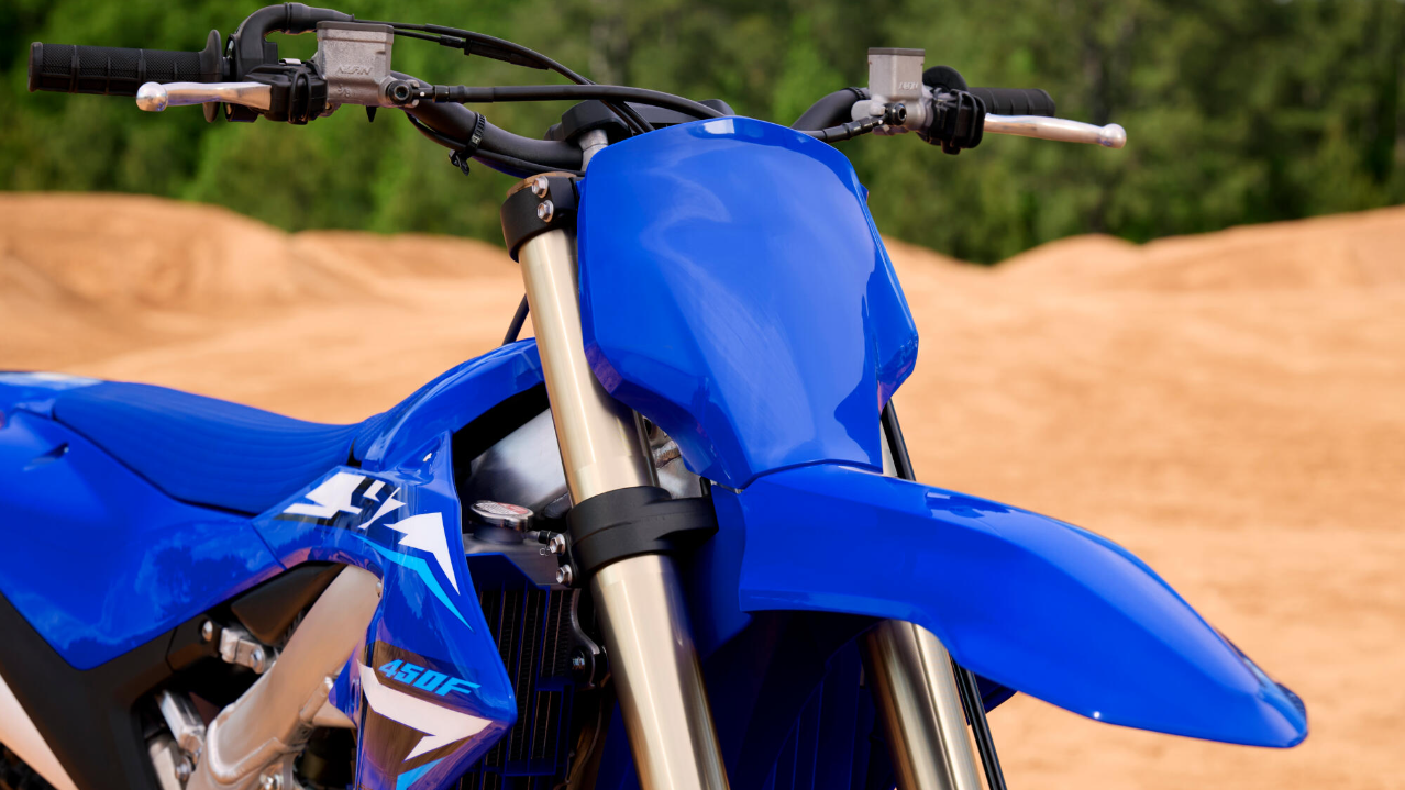 O que essa moto da Yamaha faz nas pistas deixa qualquer piloto de queixo caído