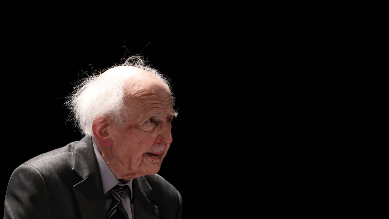 Zygmunt Bauman, filósofo e sociólogo: “Nós não somos mais o que fazemos, mas o que compramos”