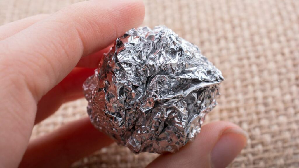 É recomendado utilizar uma bolinha de papel alumínio - Créditos: depositphotos.com / turgayada.hotmail.com