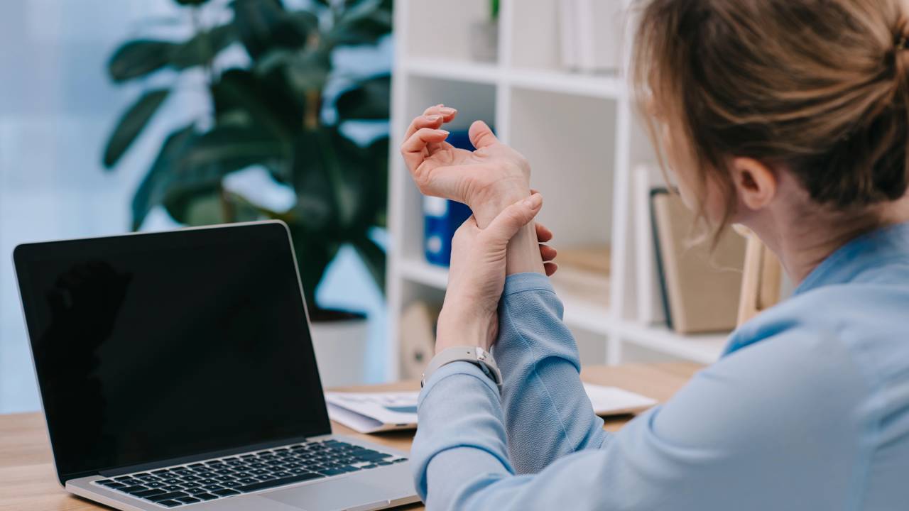 Esse sintoma no peito pode não ser ansiedade e esconder algo mais grave