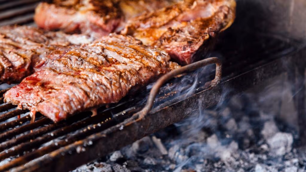 Como o asado argentino transforma cortes simples em carnes macias e cheias de sabor