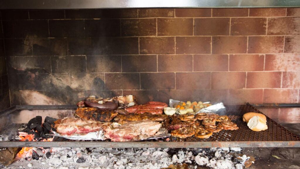 O asado a fuego lento é parecido com o nosso churrasco, mas utiliza brasas fracas para manter a temperatura sob controle - Créditos: depositphotos.com / jopstock