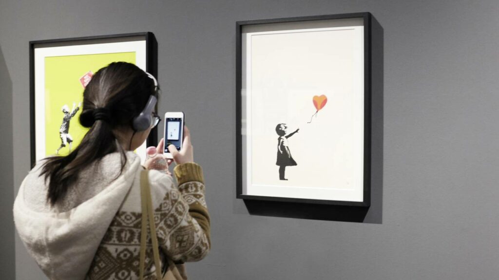 Homem é preso por roubar a icônica "Menina com Balão" de Banksy