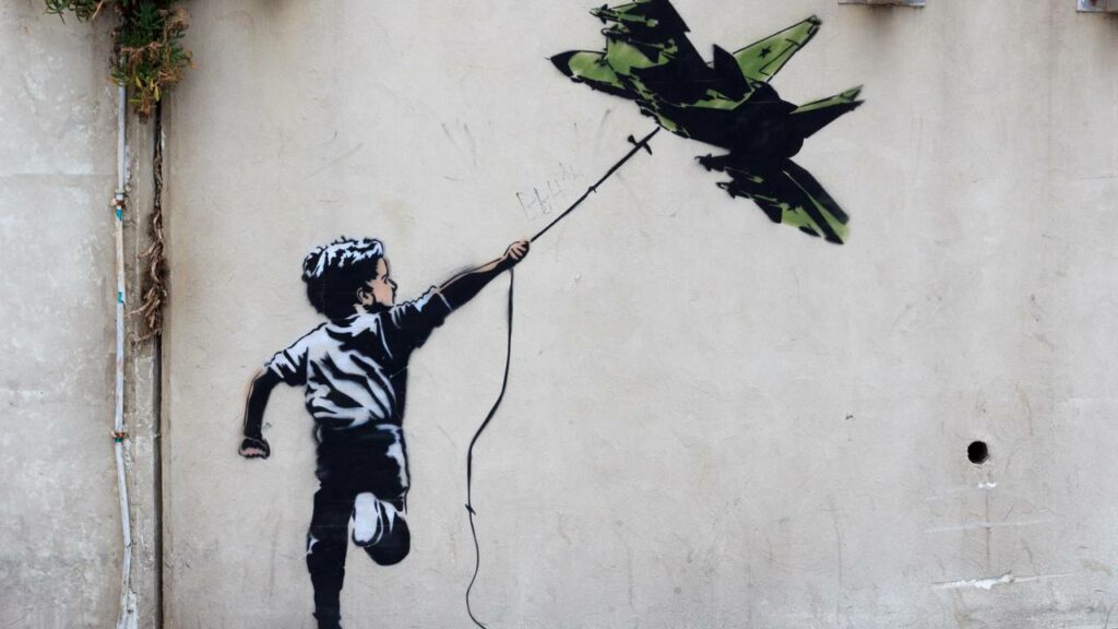 Homem é preso por roubar a icônica "Menina com Balão" de Banksy