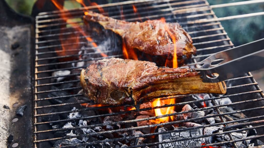 Como evitar que a carne grude na grelha e garantir um churrasco perfeito