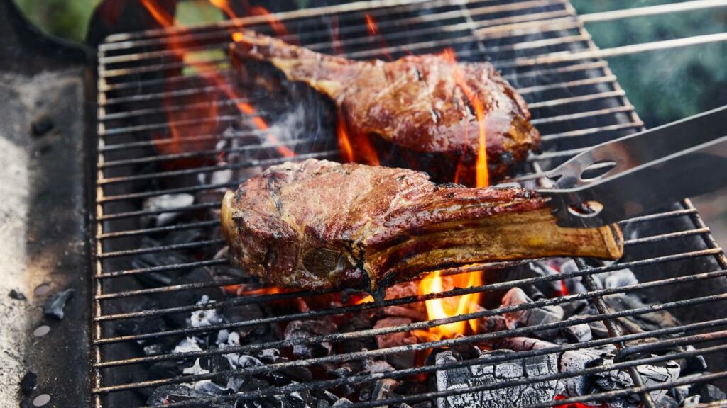 Como evitar que a carne grude na grelha e garantir um churrasco perfeito