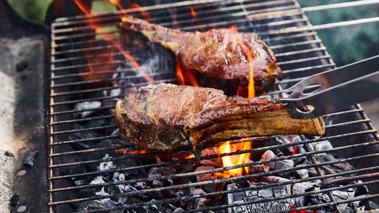 Como evitar que a carne grude na grelha e garantir um churrasco perfeito