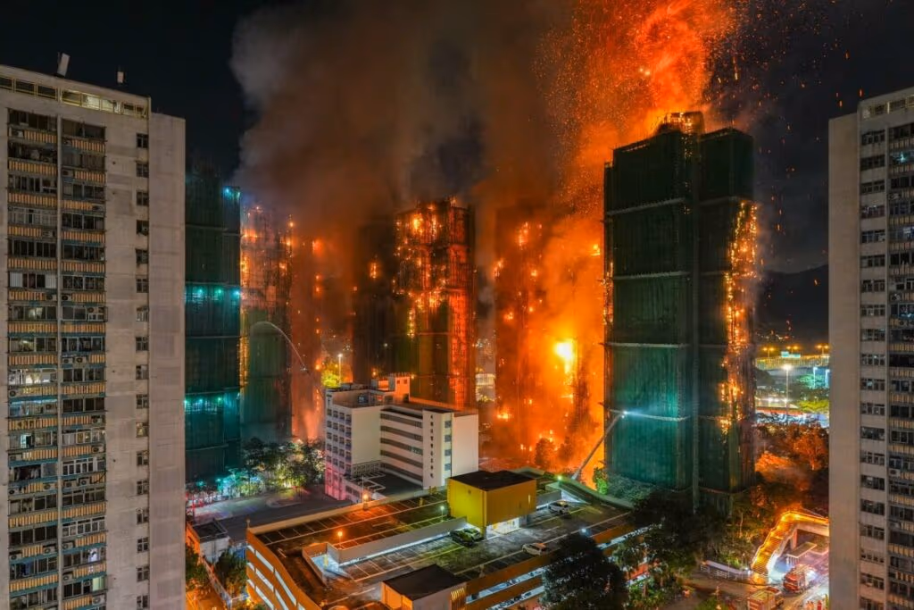Incêndio em Hong Kong: número de mortos sobe para 55
