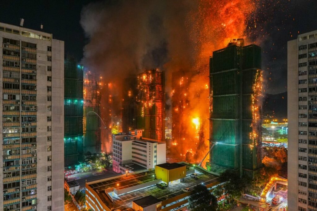 Incêndio em Hong Kong: número de mortos sobe para 55