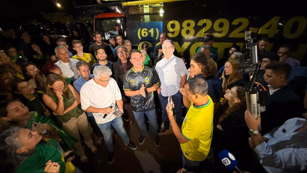 Apoiadores oram ao redor de Bolsonaro de papelão durante vigília em Brasília