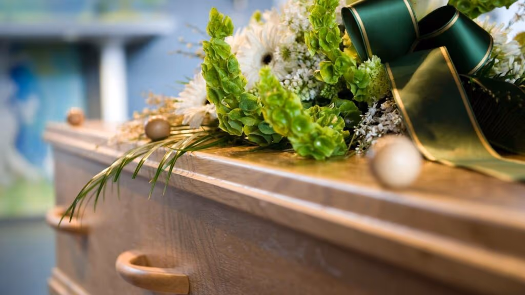 Caixão tomba de carro funerário e causa alvoroço em Maringá