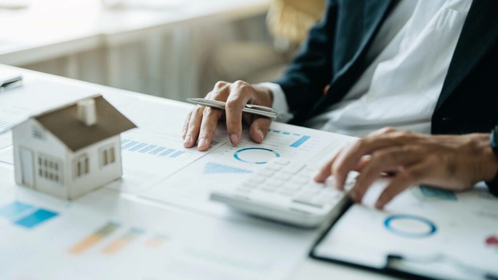 Um orçamento bem feito e seguido a risca é essencial para economizar - Créditos: depositphotos.com / m.jilapong
