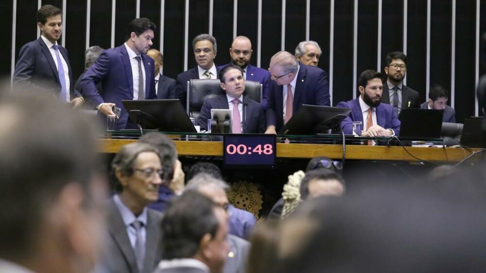 Câmara aprova reajuste de 24% para servidores do Judiciário