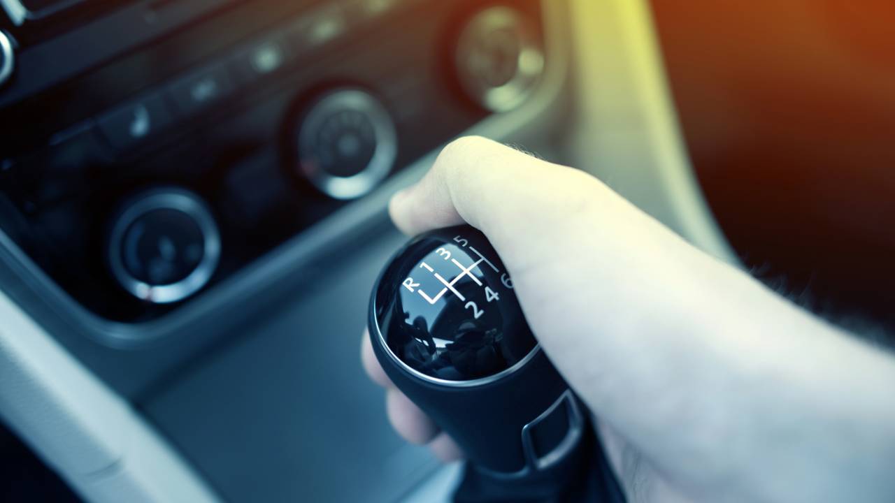 Isso é o que acontece se você engatar a marcha ré enquanto dirige