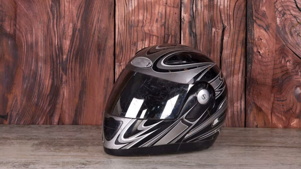 Funcionário agride colega de trabalho com capacete e é demitido