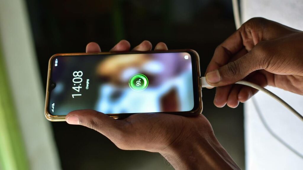 Experimento de 2 anos com 40 smartphones pôs fim ao debate sobre os danos do carregamento rápido