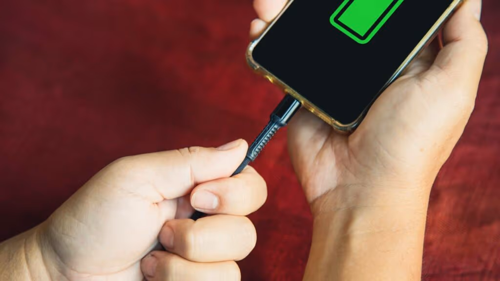 Usuários descobrem método que faz carregar o celular duas vezes mais rápido