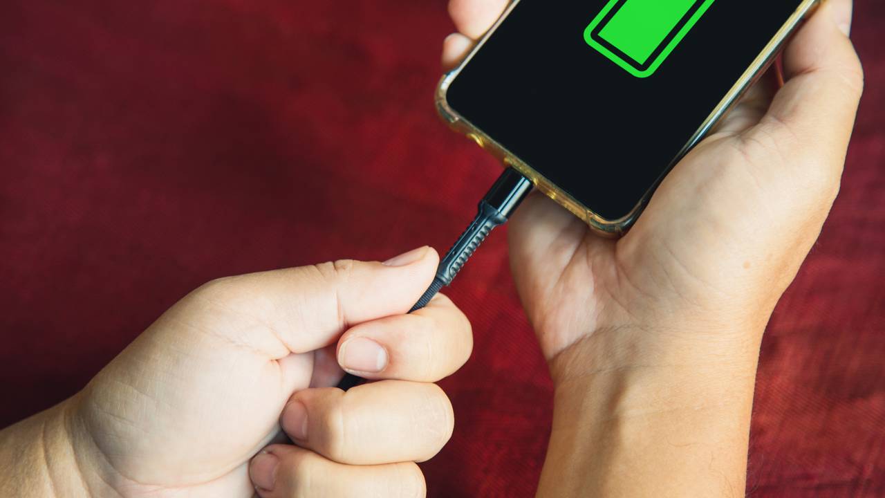 Usuários descobrem método que faz carregar o celular duas vezes mais rápido