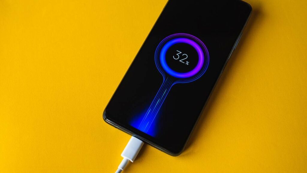 Usuários descobrem método que faz carregar o celular duas vezes mais rápido