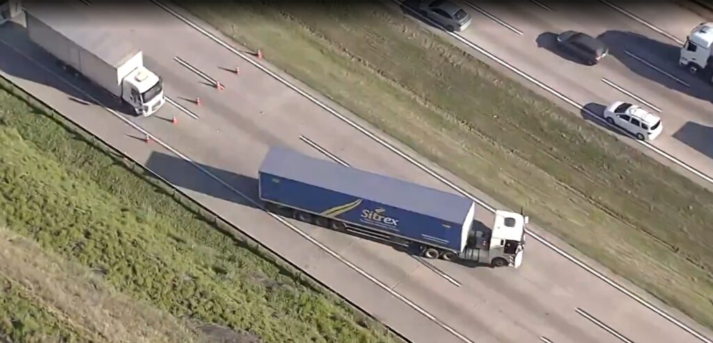 Motorista deixa carreta atravessada no Rodoanel