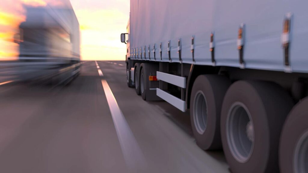 Carreta tomba na Rodovia Anchieta e causa caos no trânsito