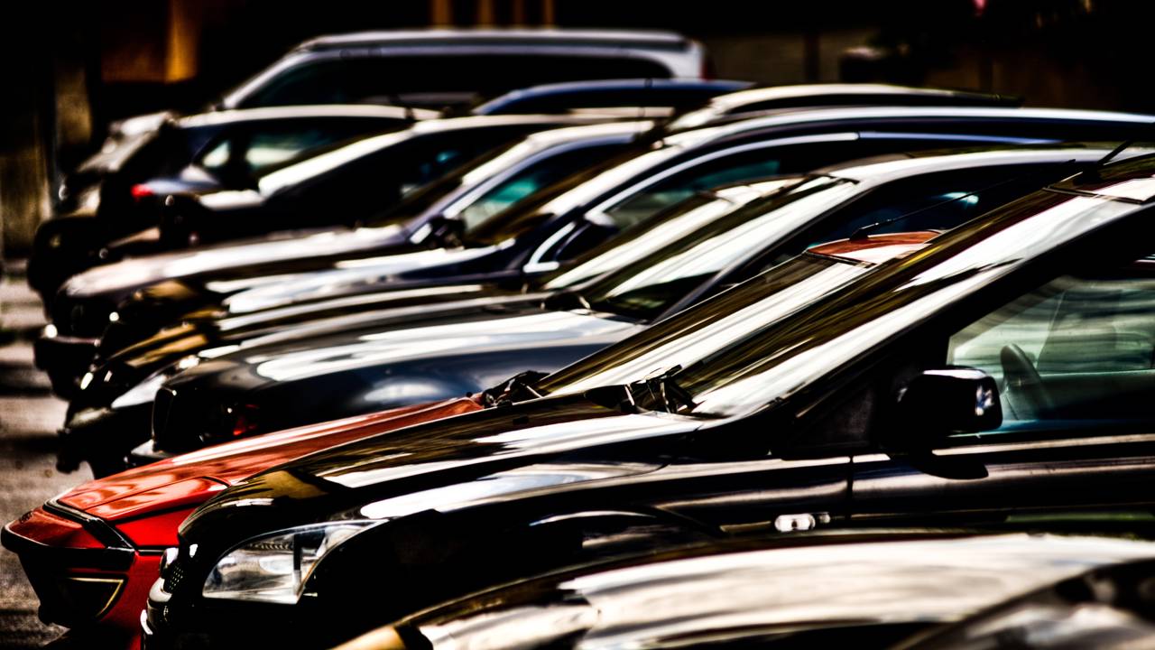 Esses carros têm tecnologia de modelos caros, mas ficam escondidos nas concessionárias