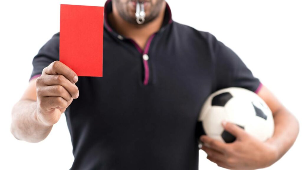 Jogo de futebol termina com 17 cartões vermelhos