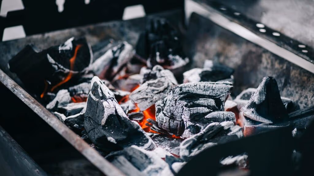 Como escolher carvão de qualidade e melhorar o sabor da carne no churrasco