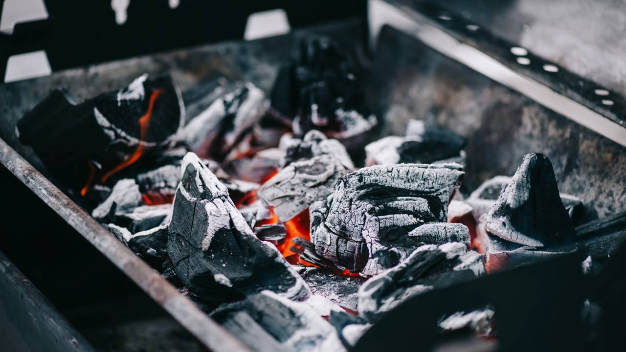 Como escolher carvão de qualidade e melhorar o sabor da carne no churrasco