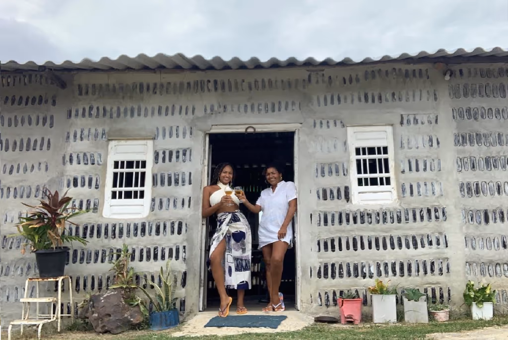 Mãe e filha constroem casa com 8.000 garrafas de vidro: “Tem nossa assinatura”