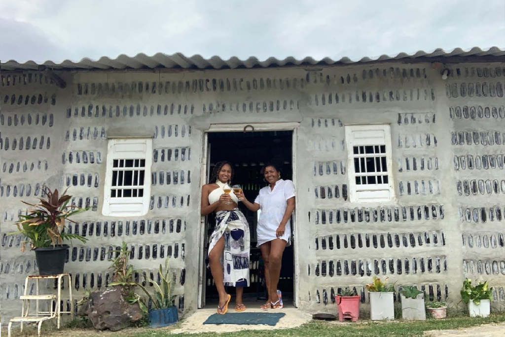 Casa foi construída com mais de oito mil garrafas na Ilha de Itamaracá - Reprodução/Instagram/@casadesal.eco