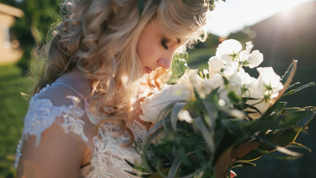 Mulher casa consigo mesma e pede divórcio