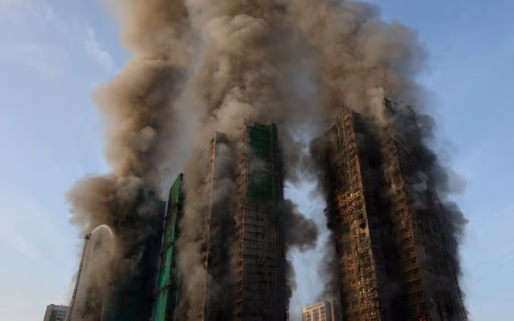 Bombeiros concluem combate a incêndio em Hong Kong após dois dias