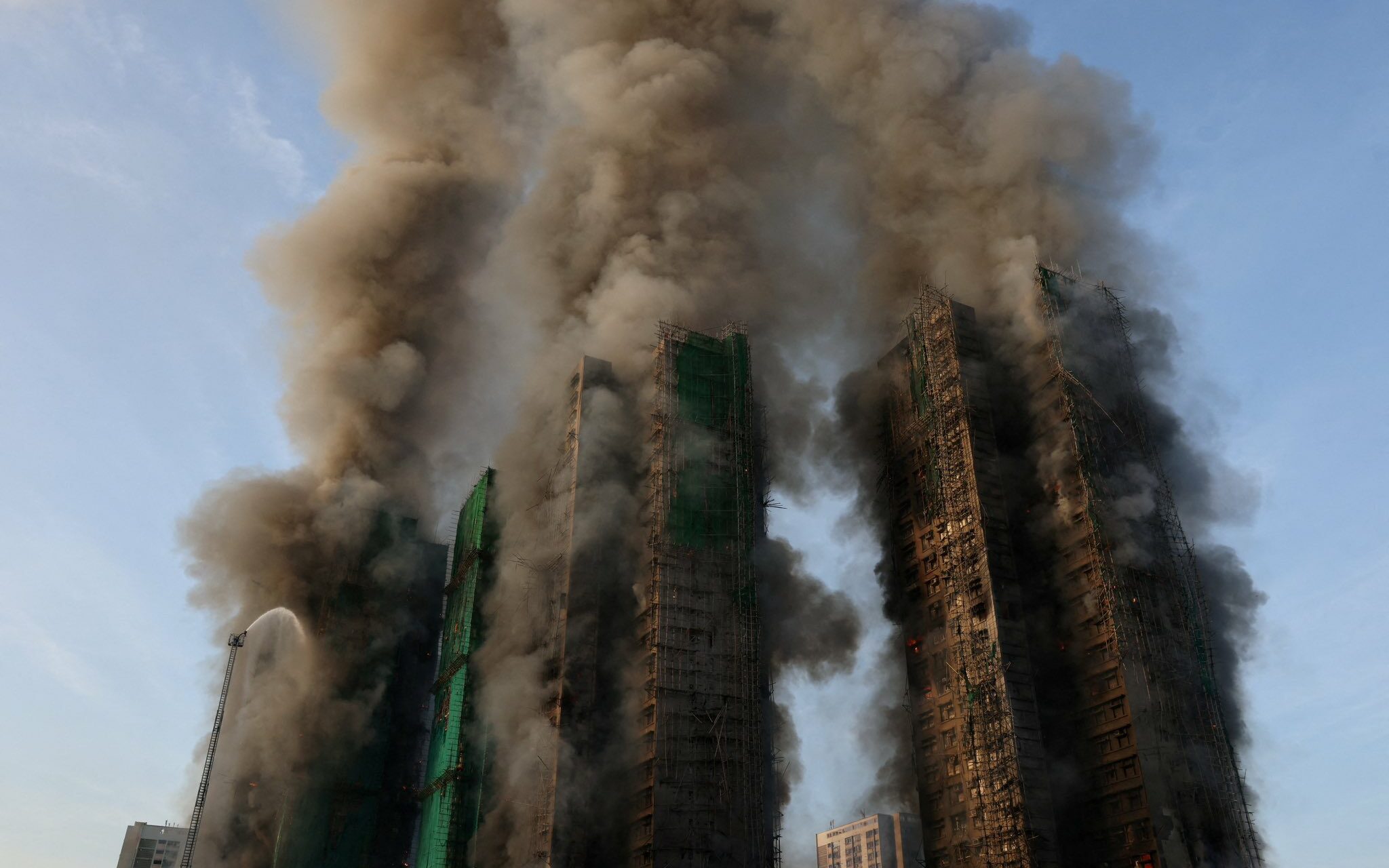 Bombeiros concluem combate a incêndio em Hong Kong após dois dias