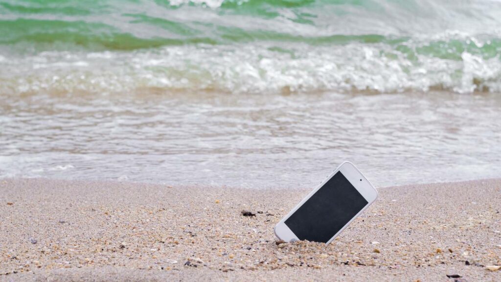 Celular caiu na água e agora? Evite um erro que pode custar o aparelho inteiro