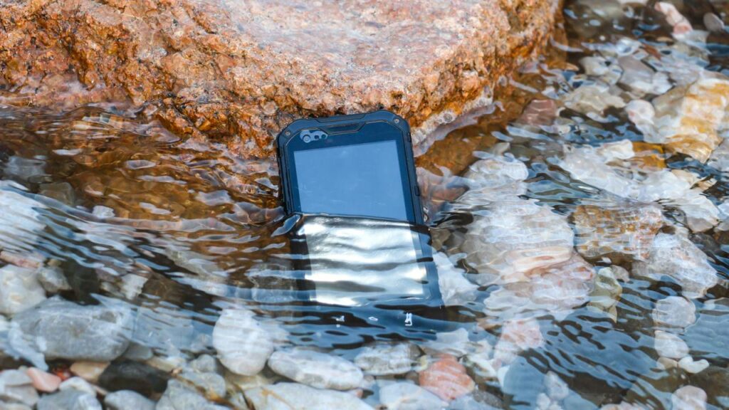 Celular caiu na água e agora? Evite um erro que pode custar o aparelho inteiro