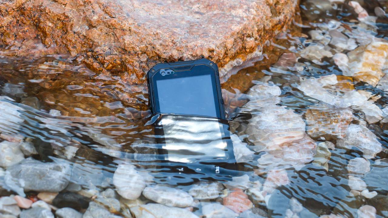 Celular caiu na água e agora? Evite um erro que pode custar o aparelho inteiro