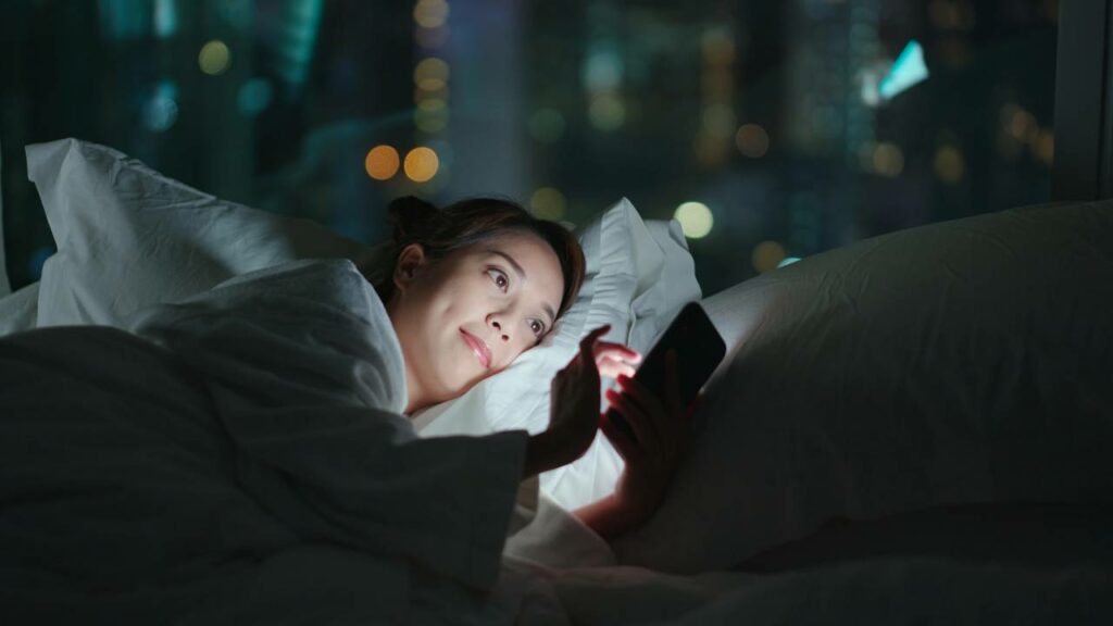Passou uma hora no celular antes de dormir? Seu corpo já sentiu