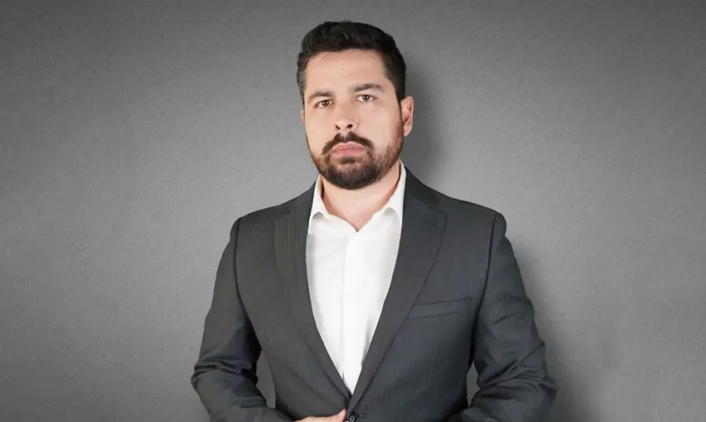 Flávio Dino nega passaporte ao pai de Paulo Figueiredo