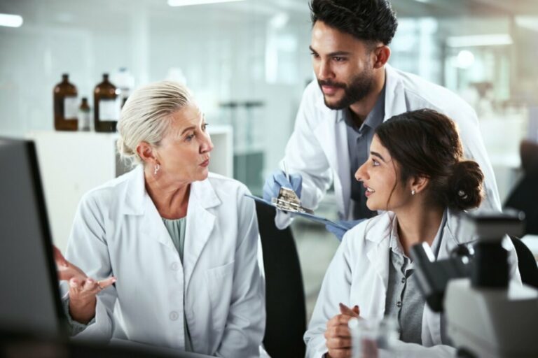 8 áreas de atuação no campo da Biomedicina