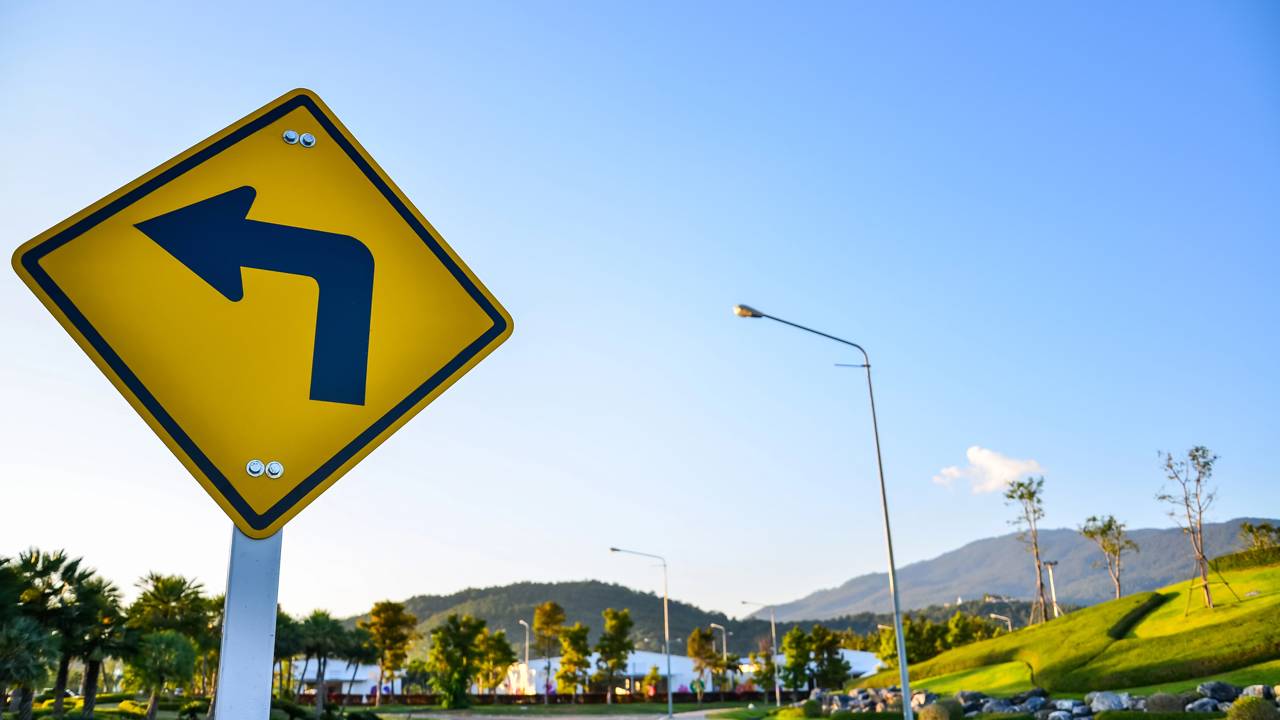 O erro mais comum na conversão à esquerda que pode causar acidentes