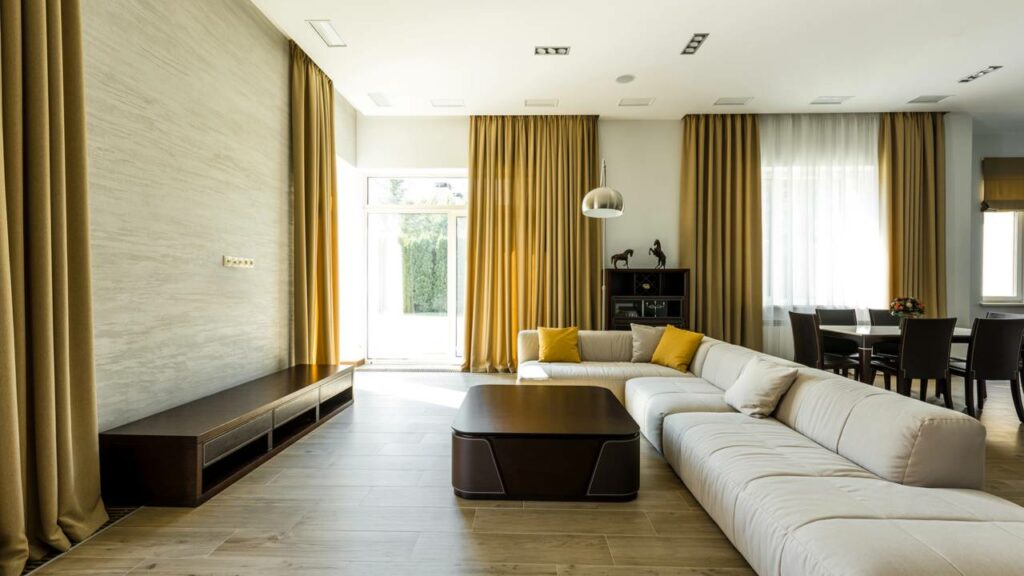 Cortinas grossas, estilo blackout, são importantes para manter o calor do sol fora de casa - Créditos: depositphotos.com / Y-Boychenko