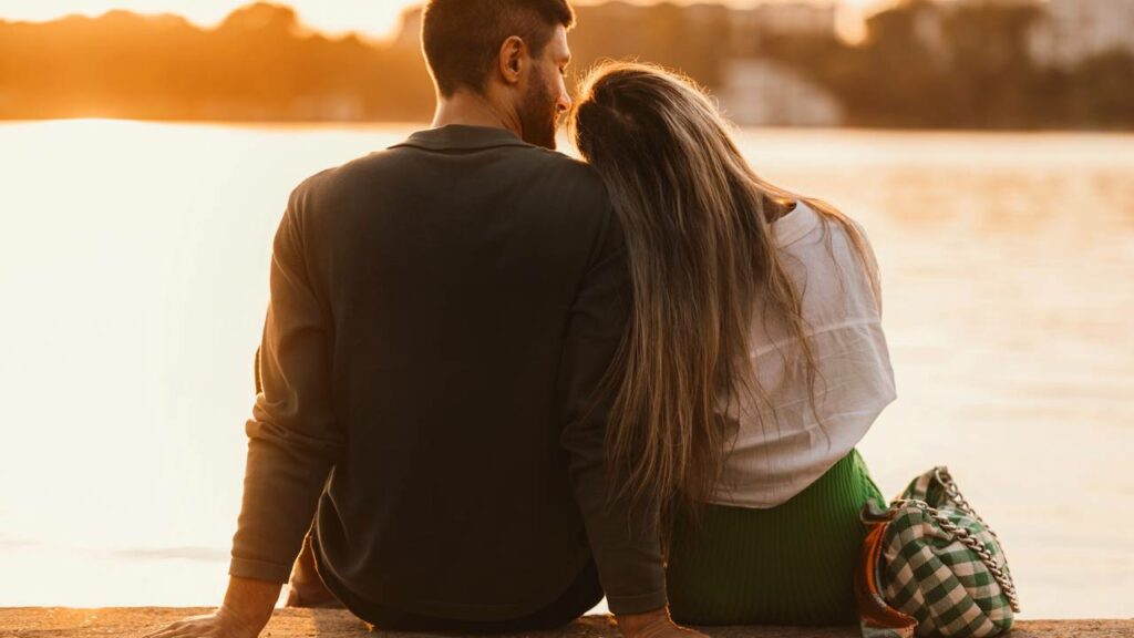 Uma amizade antiga ou até mesmo alguém que já não fazia parte do seu círculo social poderá ser o novo par do geminiano - Créditos: depositphotos.com / Cristalov