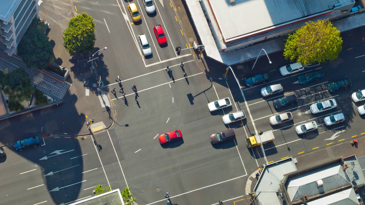 Como saber quem tem prioridade em um cruzamento sem sinalização?