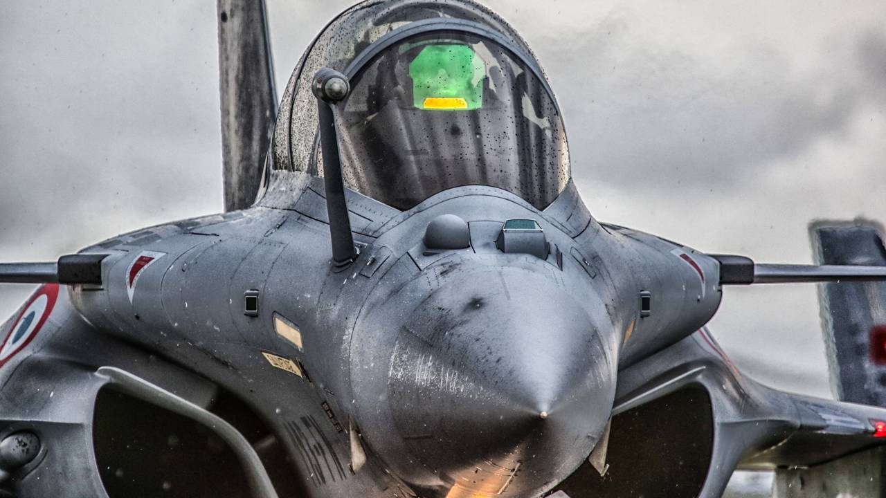 Caças Rafale e F-35 treinam juntos em grande exercício da OTAN na Itália