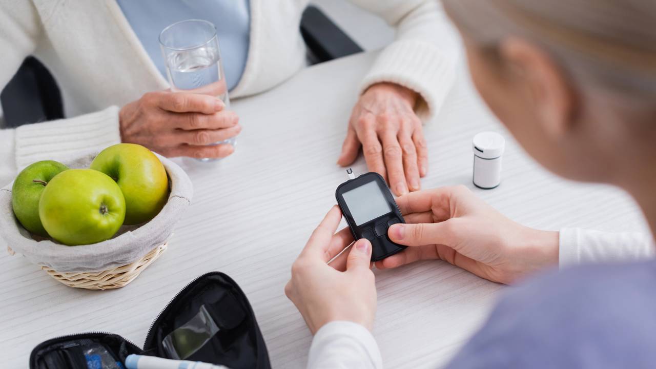 Mãe é acusada de homicídio por negligência após morte da filha diabética