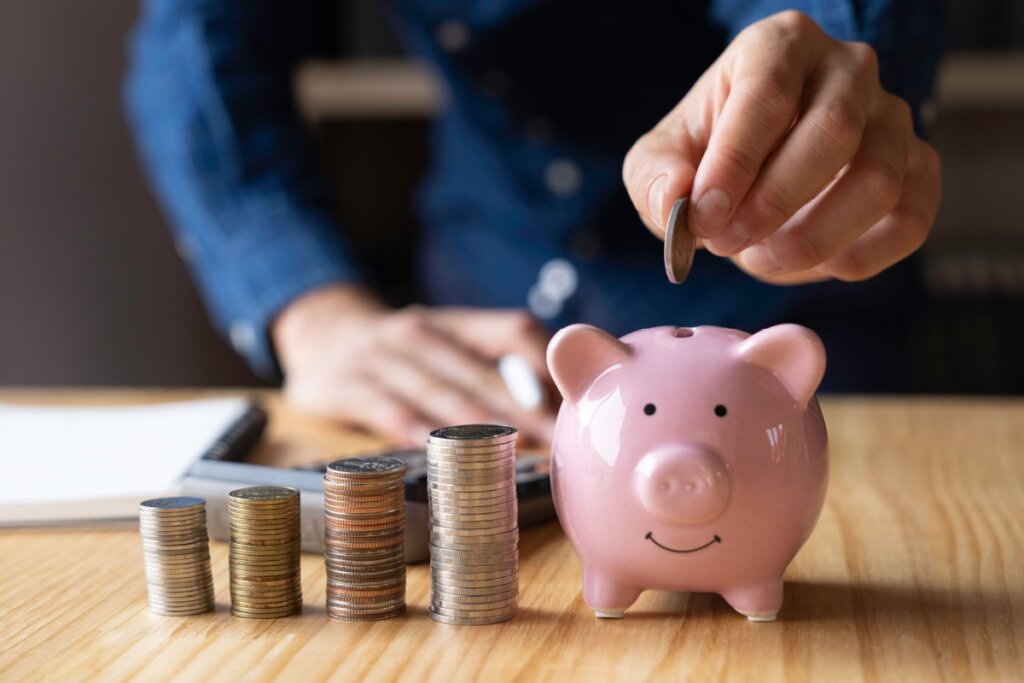 Quer melhorar a sua relação com o dinheiro? Veja 5 atitudes para colocar em prática em 2026